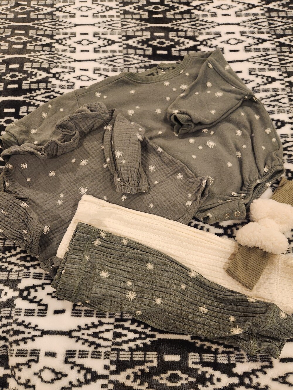 Grayson Collective Cozy Olive Baby Set with Starburst Prints Bundle, Size 3-6M